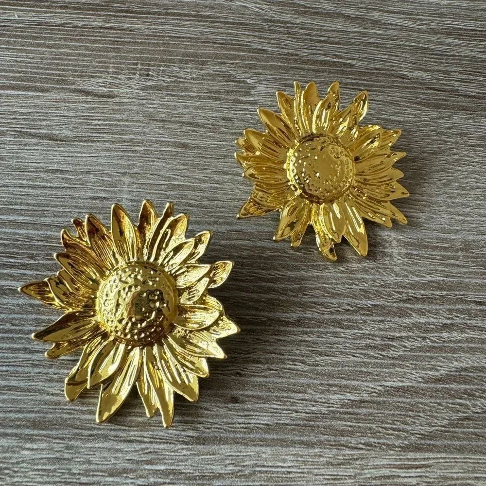 Sunflower stud earring N677